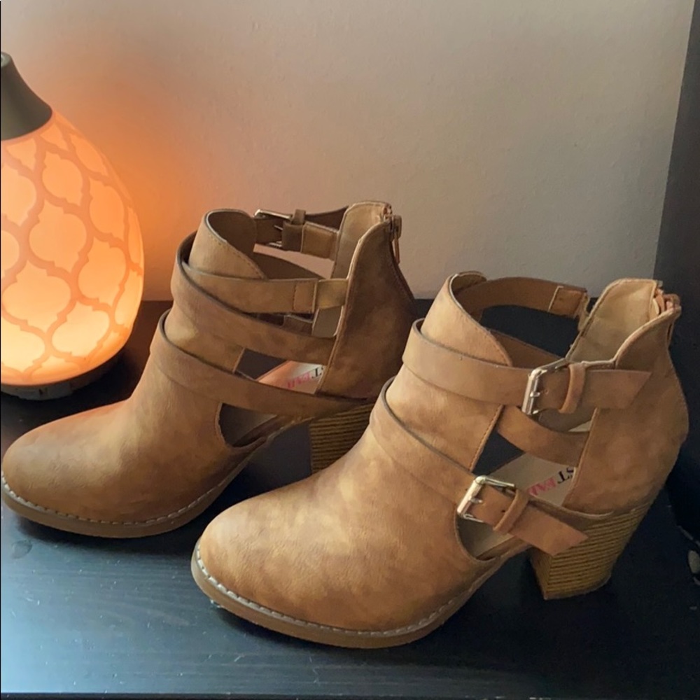 GUC Camel Booties size 8